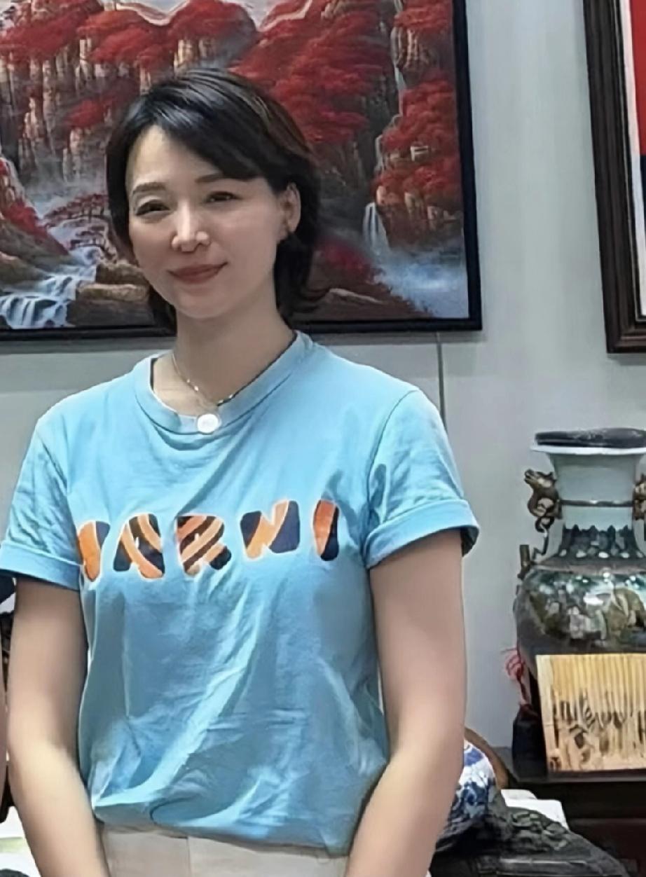 52岁董卿近照好温柔优雅，她和几个认识的朋友一起聚餐，素颜就涂了个口红，气色看着