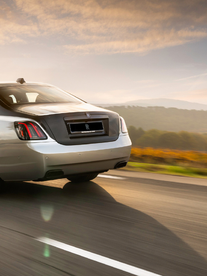 劳斯莱斯BlackBadge古思特系列II黑镀铬外观+22英寸轮毂超吸睛，6.