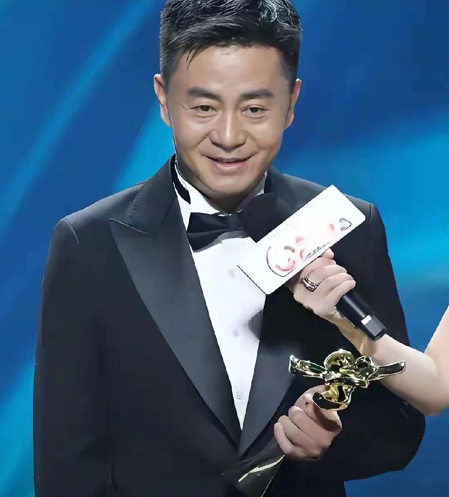 52岁李雪斩获白玉兰，小20岁演员妻子手握顶级资源却从不抢镜凭借
