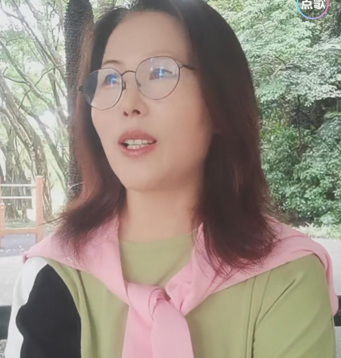 网友质疑汪小菲家的保姆小杨阿姨最近很反常，自从对外说要退休回老家之后似乎就没有什