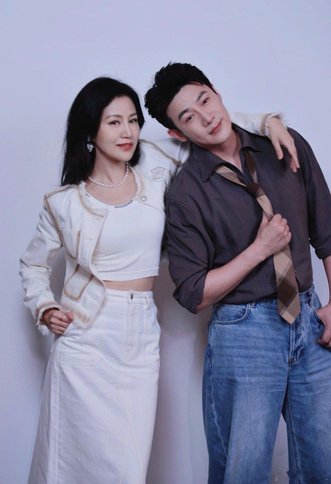 陆毅就是这样被鲍蕾钓成翘嘴陆毅嘴上不饶人，嫌弃鲍蕾不会煮面，实际上却是宠妻狂魔。