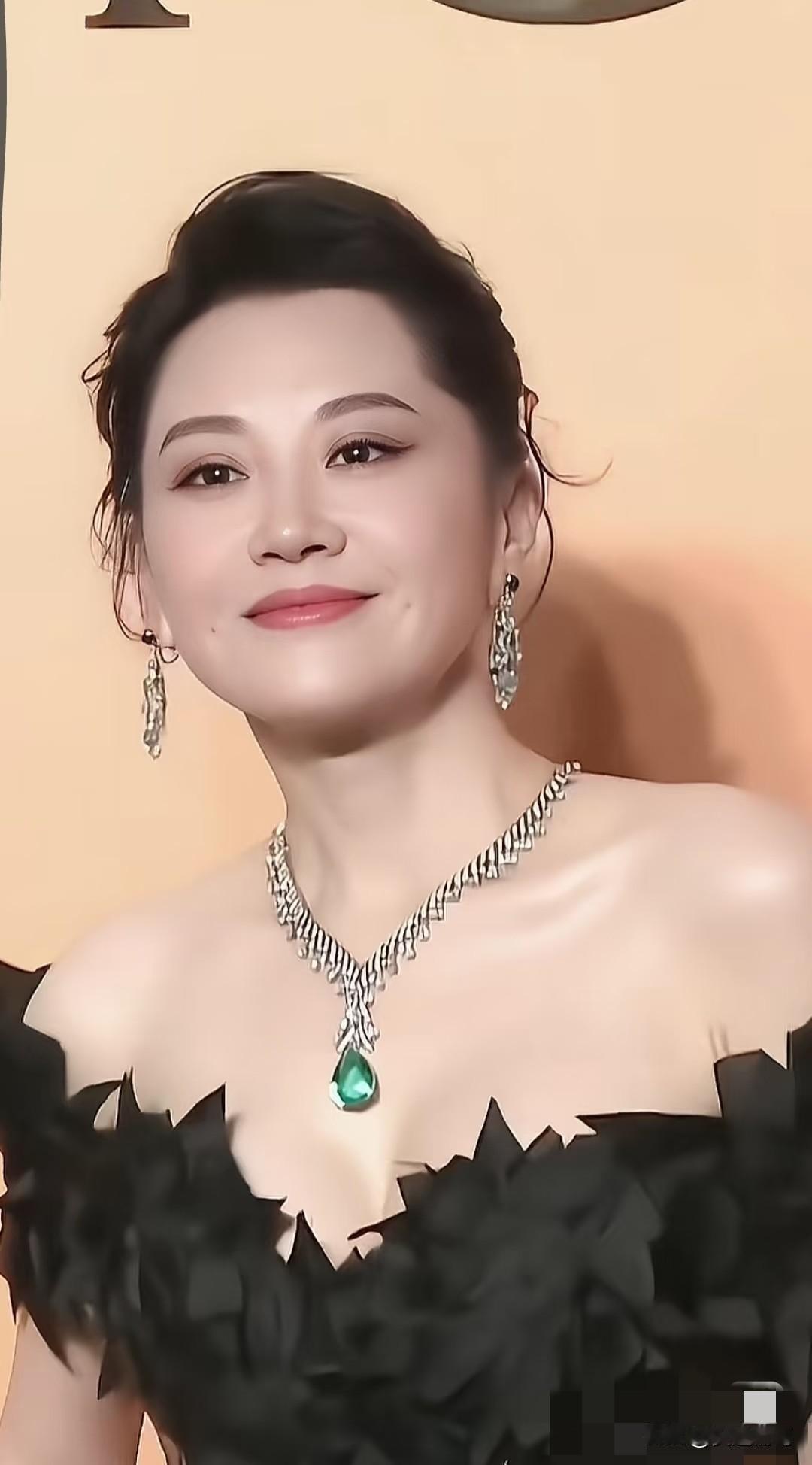 不得不说，女神也老了，身材都走样了!看到许晴近照，我第一反应不是“女神老