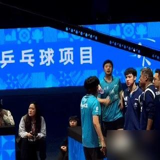 被飞奔而来的龙队感动了。男团决赛，王楚钦要上场对战许昕，刚打完的马龙连包都扔