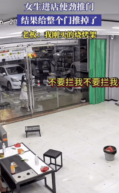 海南，一位瘦小的女生走到门口想进店，推了一下店门没推开，女生使劲的推了两下，没想