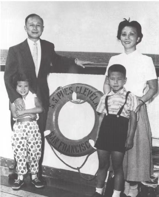 1964年的一天，钱学森回到家吃饭，饭桌上有一道他爱吃的红烧肉，正准备动筷子，突