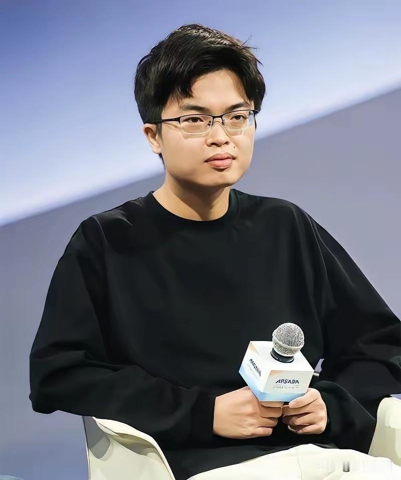 杨植麟这回真把硅谷干懵了。KimiK3，2.8万亿参数，还开源。华尔街一开始当