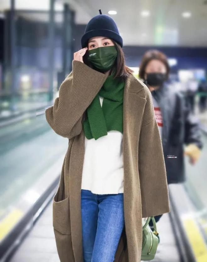 张钧甯齐肩发新造型绝了！美拉德大衣配牛仔裤绿围巾，高级洋气气质大变张钧甯剪