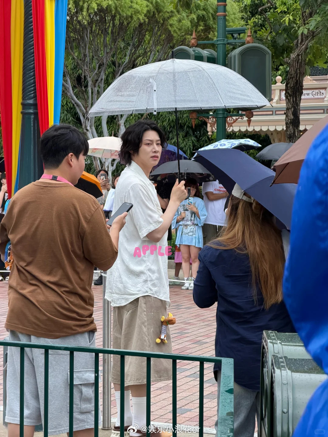 网友在港迪偶遇金希澈有粉丝在港迪偶遇金希澈，谁羡慕了！！