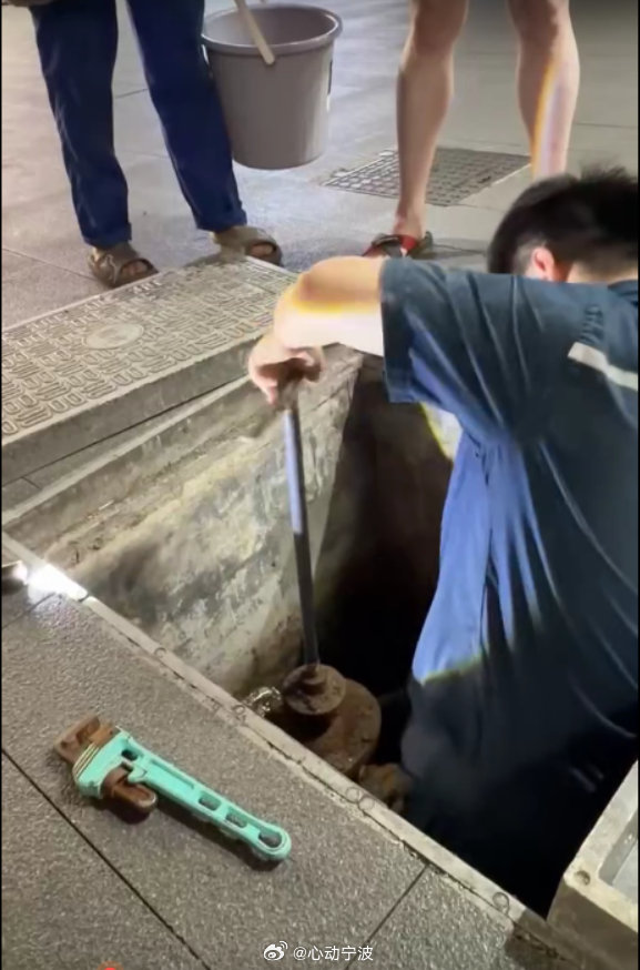 施工人员误操作宁波鄞州一小区夜间突然停水3小时7月14日晚，宁波鄞州学府一号小
