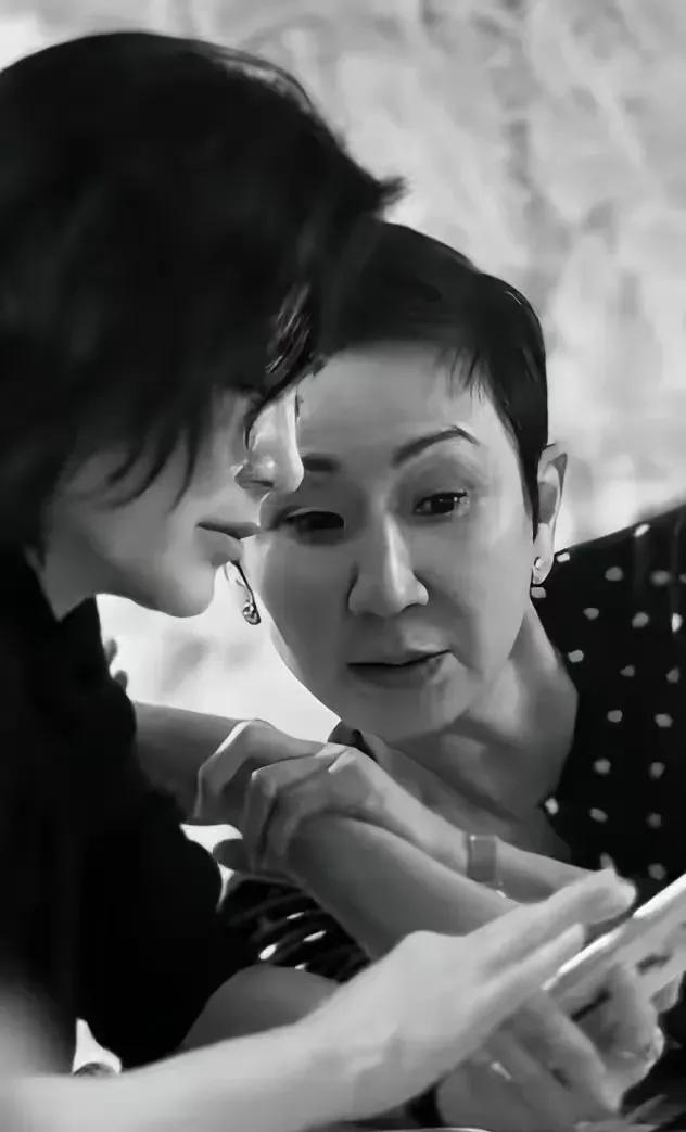 施南生太伟大了，跟徐克离婚了，还是跟没离婚前一样，不仅跟对方拍电影，甚至关心对方