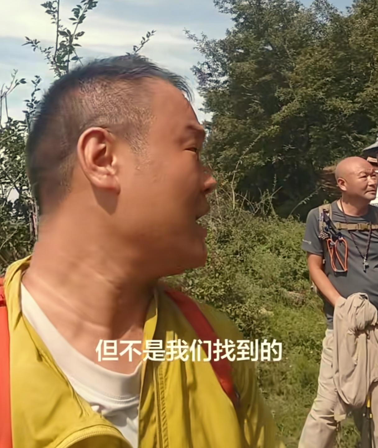 找到疑似程梦圆遗体的张良庙悬崖下，与山顶落差有100多米。是一位白姓大爷，到地里