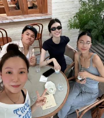 何穗晒度假照，肤白貌美，站在人群中，就是第一眼大美女。