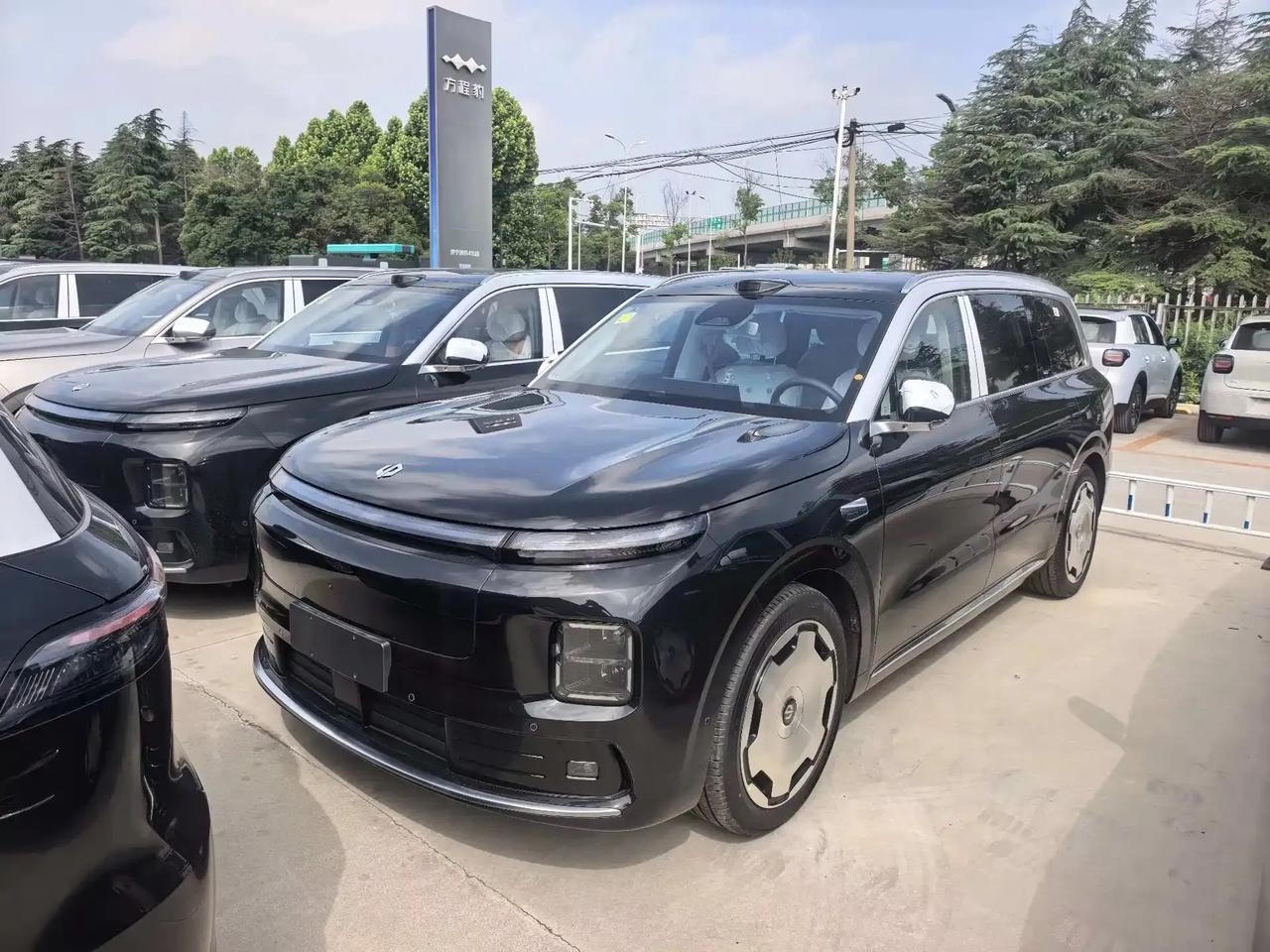 为什么越来越多人选零跑D19普通消费者实测3110mm超长轴距优势，三排空间互不