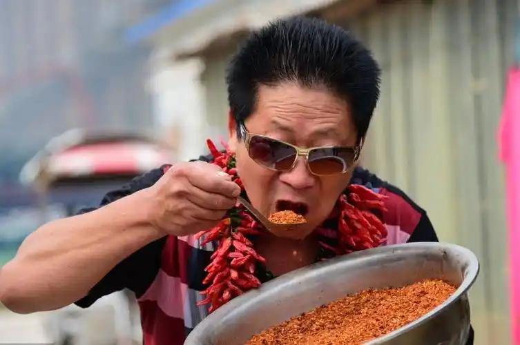 长期吃辣危害多先i说心血管方面，辣椒素会使心跳加速、扰乱血液循环