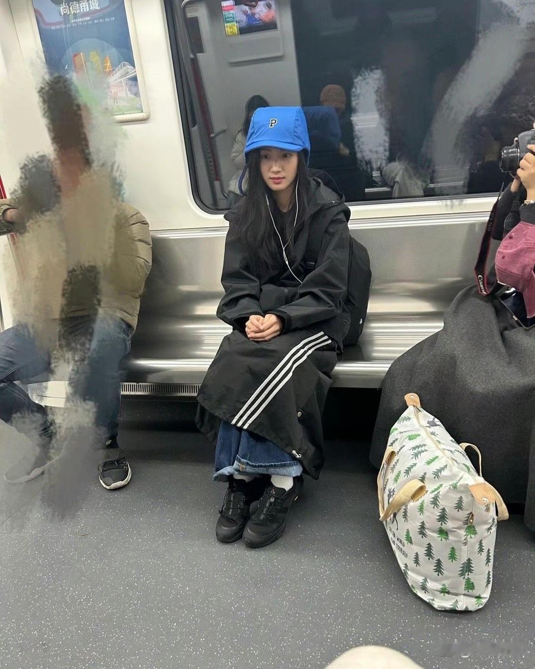 路人偶遇卢昱晓，原来女明星也会一个人坐地铁，好接地气呀！