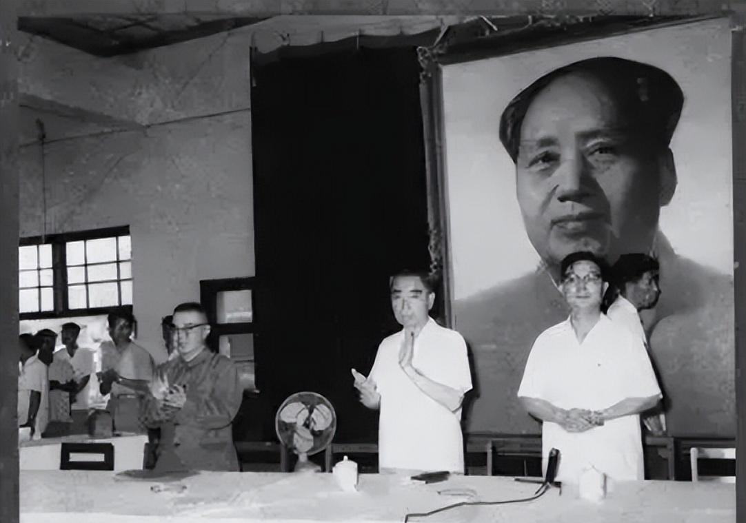 1966年7月的北京第二外国语学院，22岁的革委会副主席贝璐瑛端着热水瓶站在会议