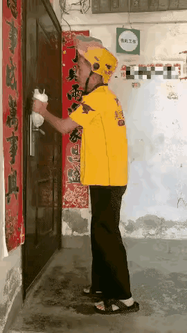 太冤了这比窦娥还冤呢？白白挨一巴掌还有地儿说理去吗？😯
