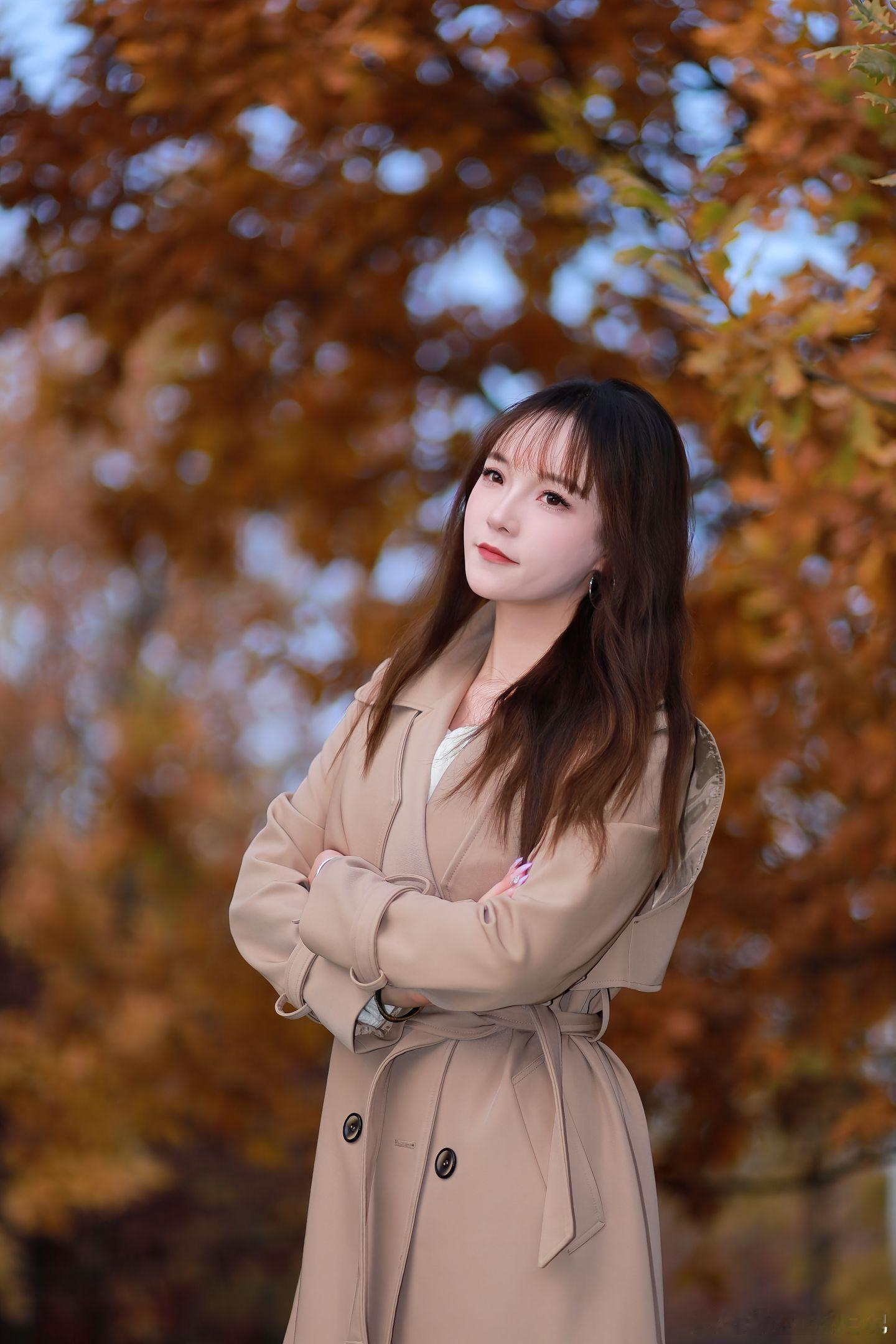 风衣配白色一字肩，肉丝，