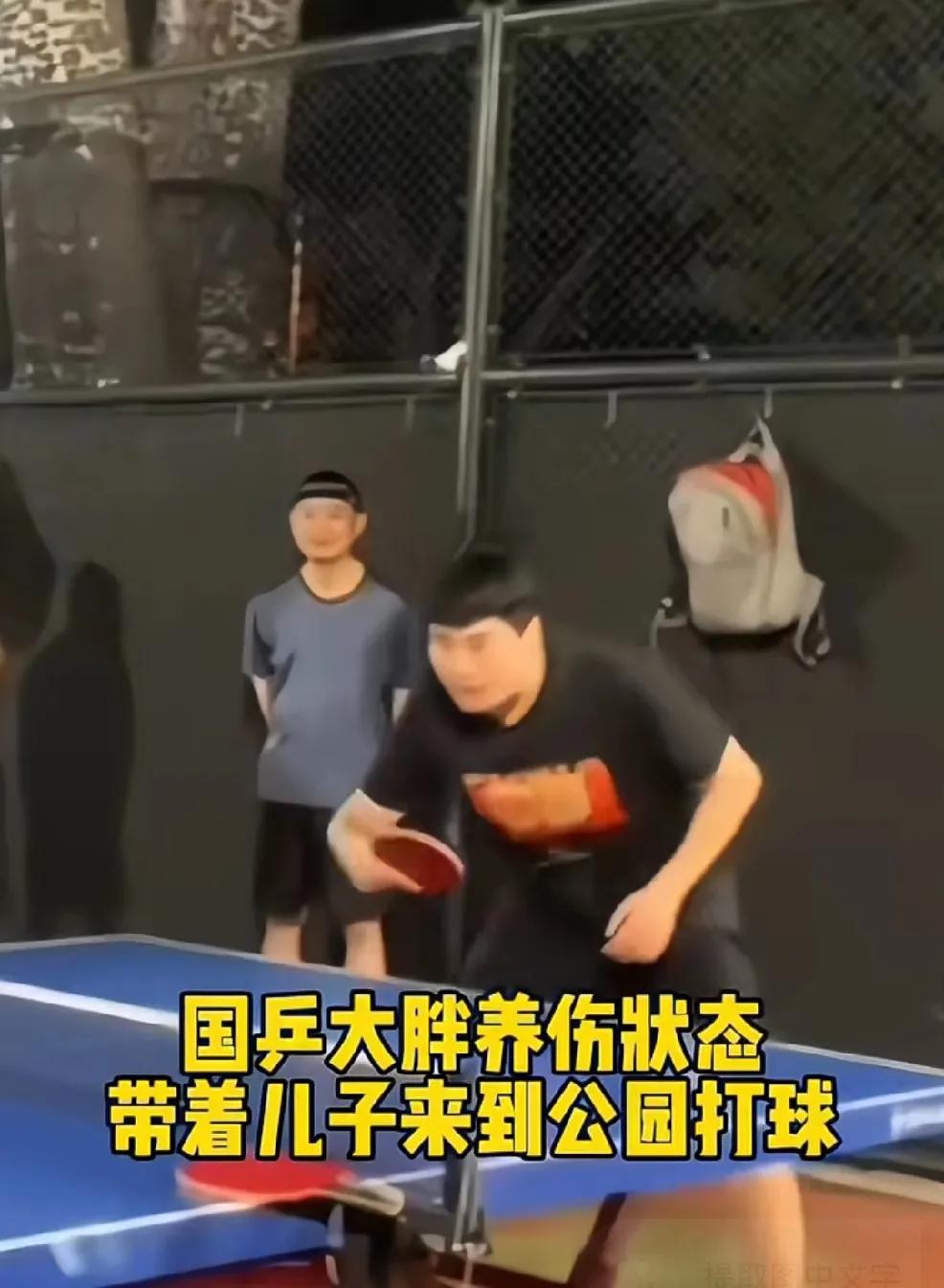 国乒主力参加横滨冠军赛的队员们都在狠狠抡拍子，因伤退赛的梁靖崑很悠闲，有人偶