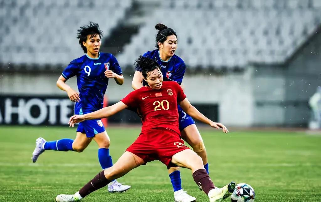 中国女足回到国内了，没有惊喜，没有意外，她们带着东亚第二的成绩与她们的国足大哥共