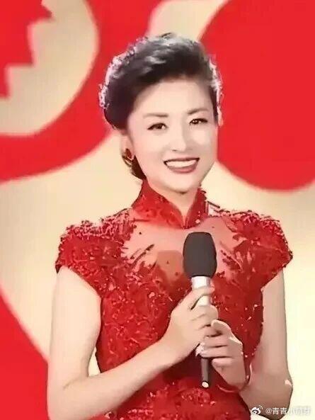 曾为“央视一姐”的周涛，57岁毅然宣布拍摄短剧，完美诠释“美丽女人不设限”。她主