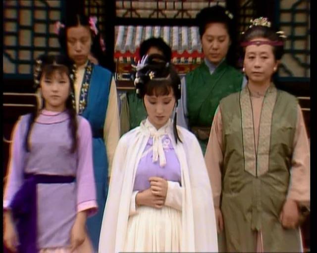 林黛玉初进荣国府，两个舅舅都没有见到，一个说身体不好，一个说斋戒去了。说明什么