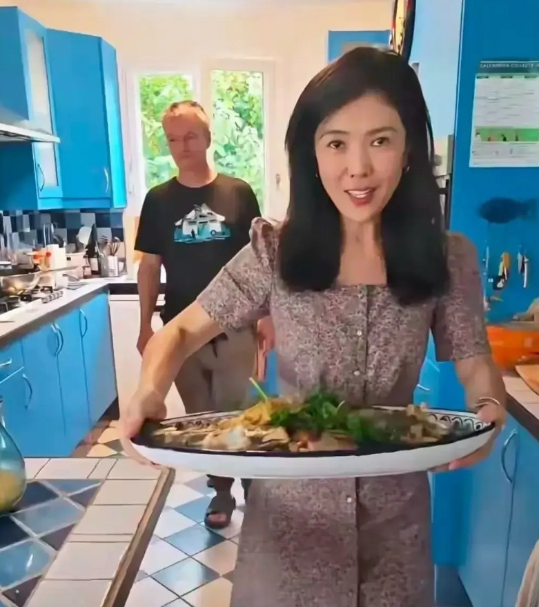 据说这是苏芒目前在法国的生活，相夫教子，为全家十几口人做饭。现在这是烟火气实足了