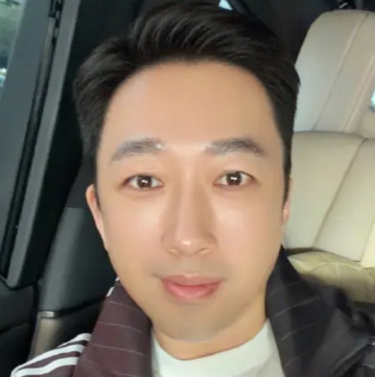 于正直播谈续约首次松口称今年有四五个艺人到期，有人提前两三年跟他续约了，有人选