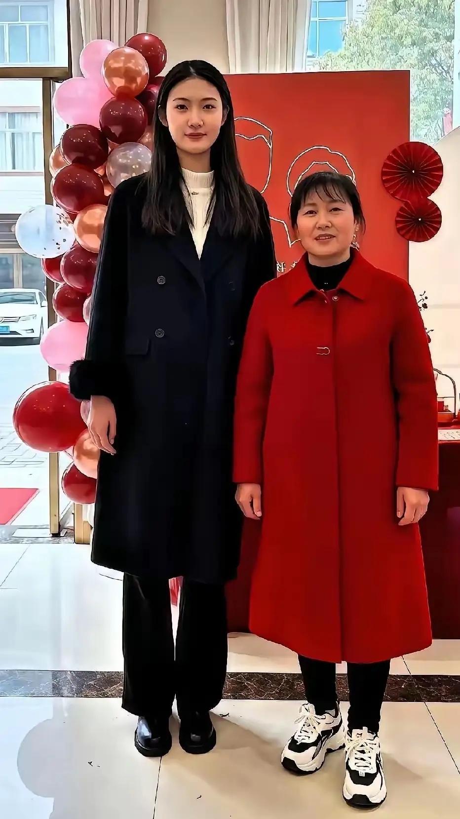 幼小的时侯爸妈离婚就没人要我，是小姨一手把我带大，小姨为了我，一辈子没结婚。如今