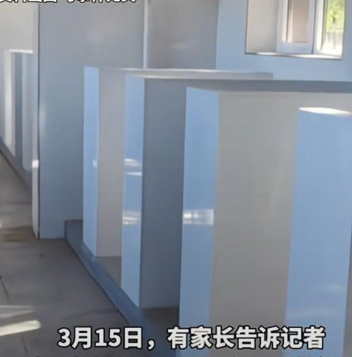 小学被曝上厕所不许带纸，长说孩子为避免上厕所不敢吃午饭，家长说，前几天的一个晚