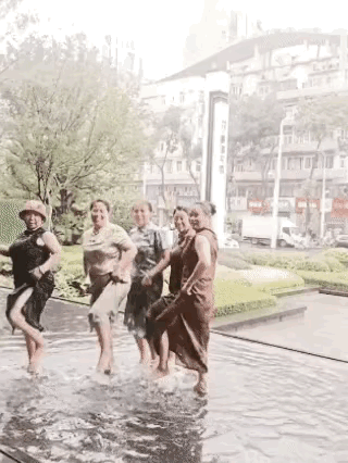 五个大妈穿着旗袍，正在水里跳舞，为的是拍一个视频，可就在跳的正开心时，突然，一个