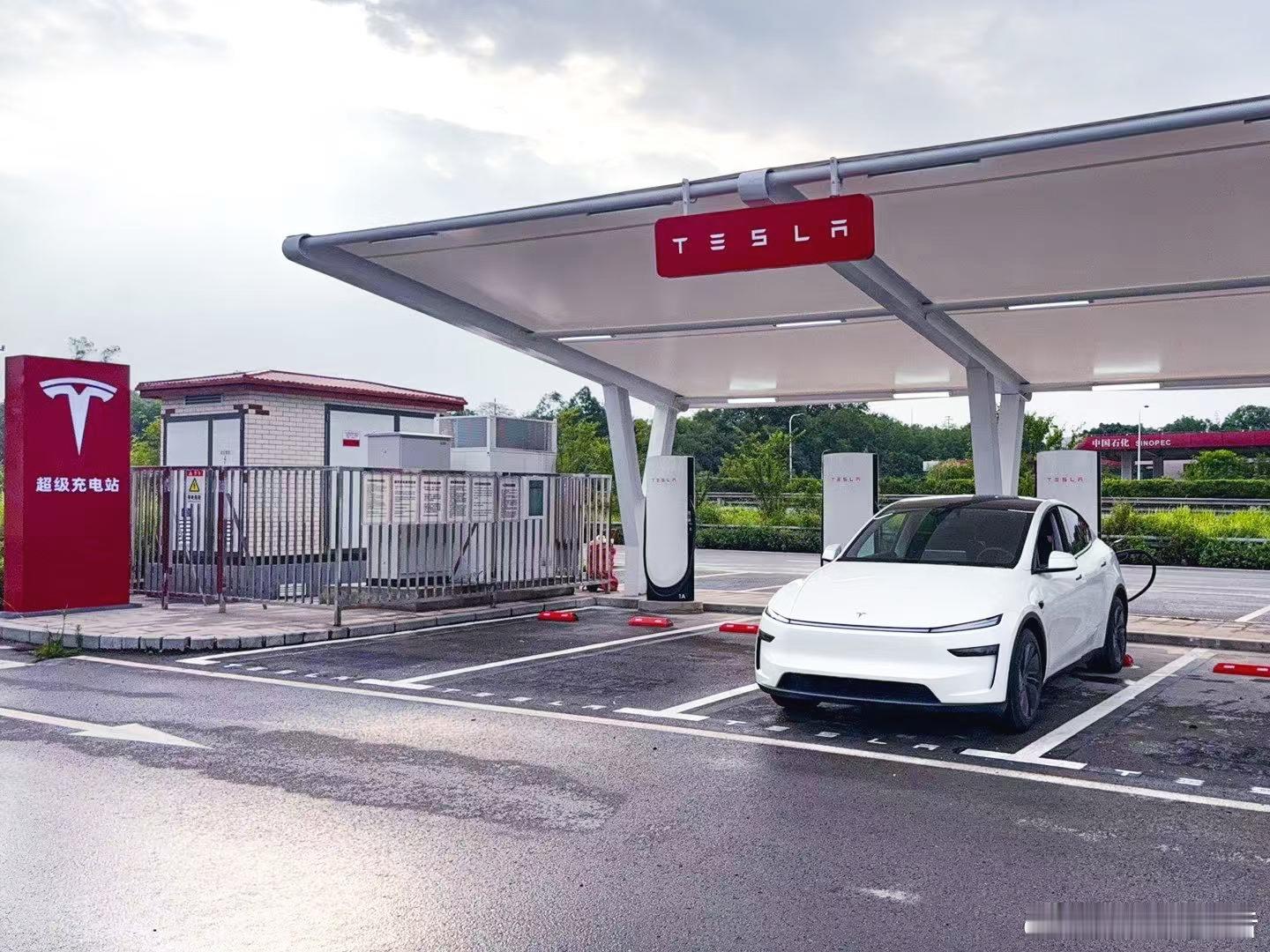 陶琳：特斯拉去年全球新增10600根超充桩充电5200000kWh8月7日，特