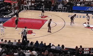 哈登准绝杀球战术真假难辨，进攻大师令公牛队防不胜防。骑士全队一五拉开，哈登持