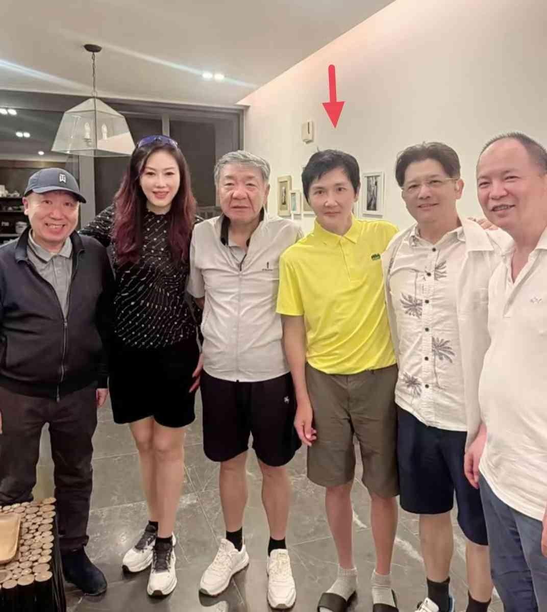 孙楠和朋友聚餐的视频截图，整个人瘦脱了相。一个曾经在台上底气十足、意气风发的歌