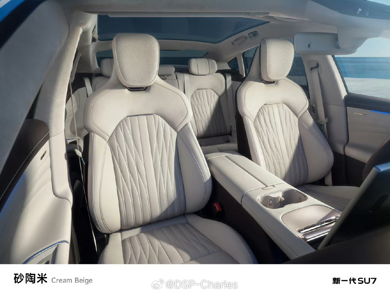 新一代SU7的砂陶米色内饰，细节做得很好，还没看到有人分析，我聊两句：IP台上方