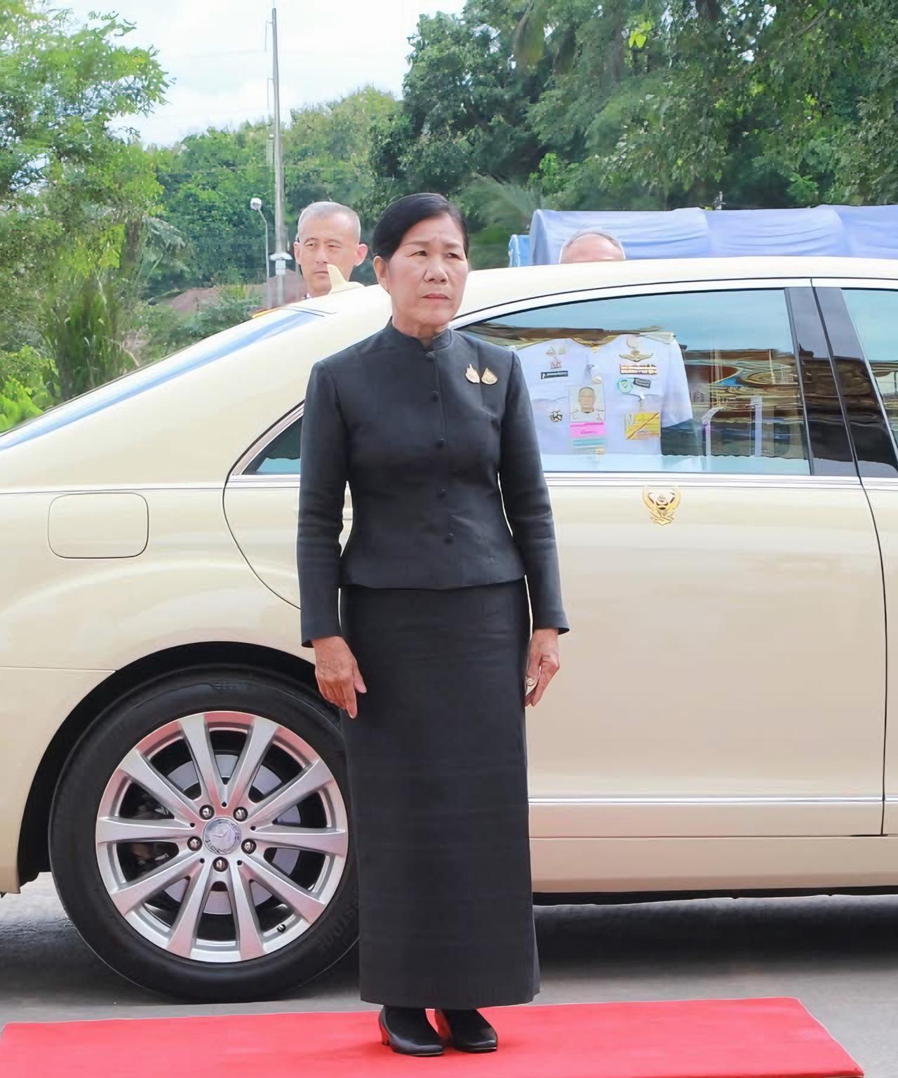 诗妮娜母亲身穿黑丧服，祭拜诗丽吉太后2025年11月1日上午10时，国王陛下钦