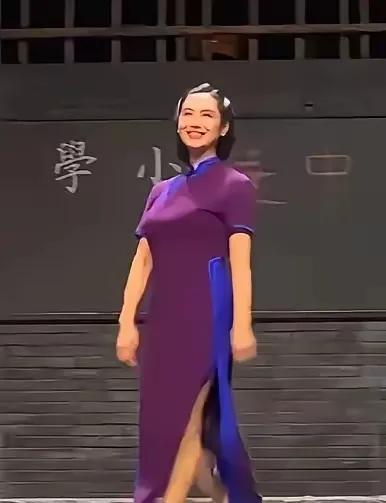 不得不说，朱茵除了脸蛋好看，这身材，这气质，这衣品真的一言难尽。近日，朱茵身穿