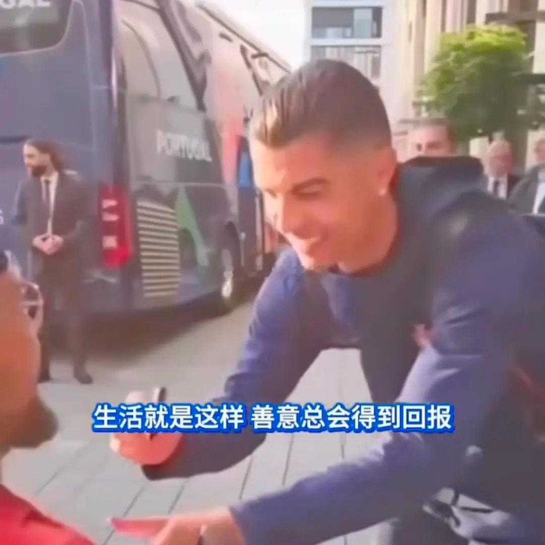看到C罗分享的一件事：他在西班牙丢了钱包，他的钱包里装着他的身份证件和大量的现金