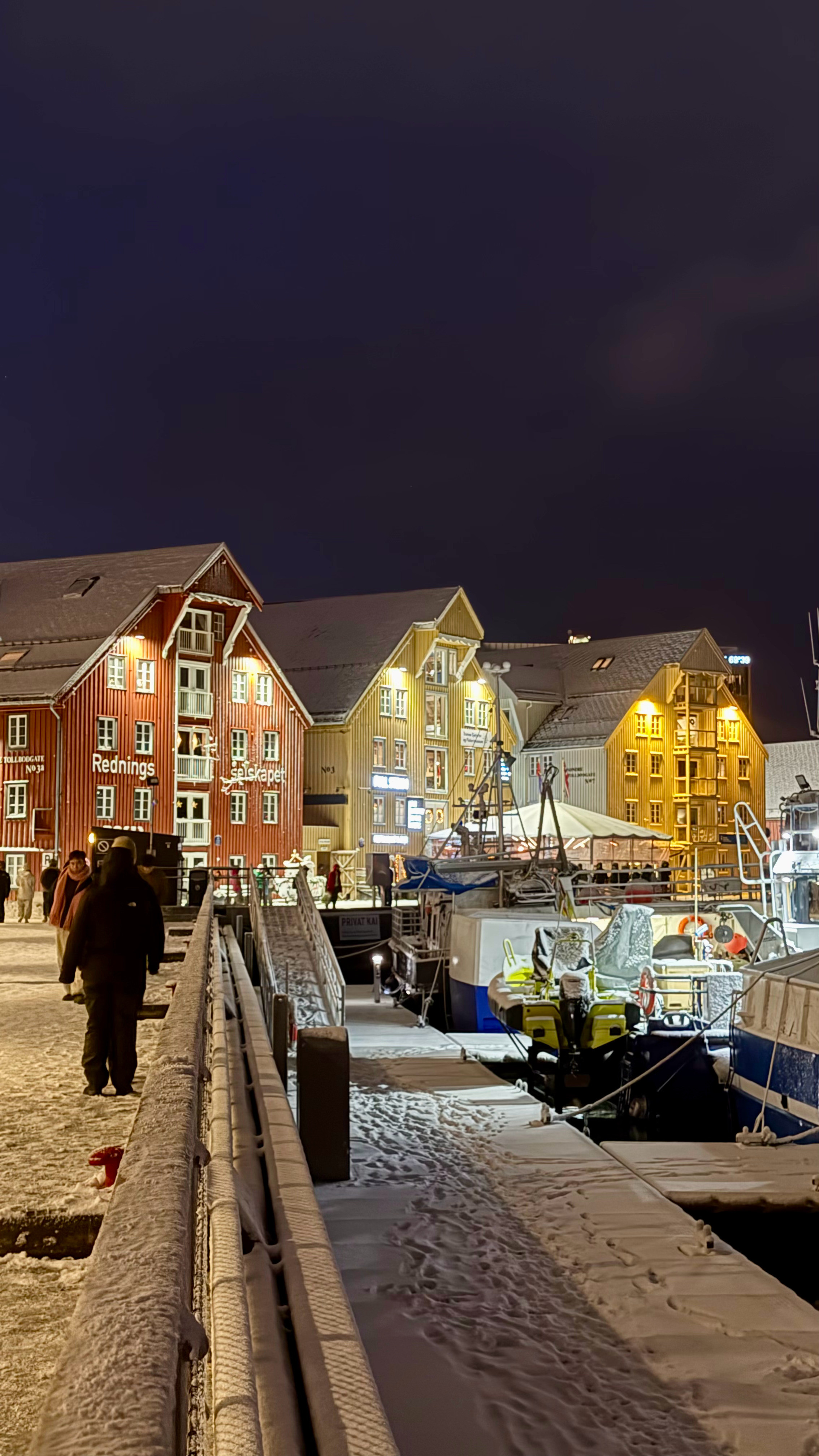 𓄹跟世界请个假，从人间蒸个发💨爱特罗姆瑟的雪💫深夜的峡湾🛶以及恰合