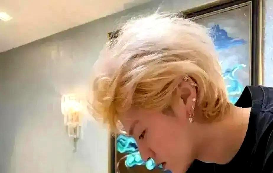 半夜一点，鹿晗刷卡进邓超家，像回自个儿屋，冰箱门一开，卤牛肉连汤打包。第二天邓超