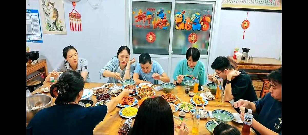 陈忠和来到天津，与张娜、李珊、魏秋月、赵蕊蕊等多名昔日女排弟子私下小聚，大家在一