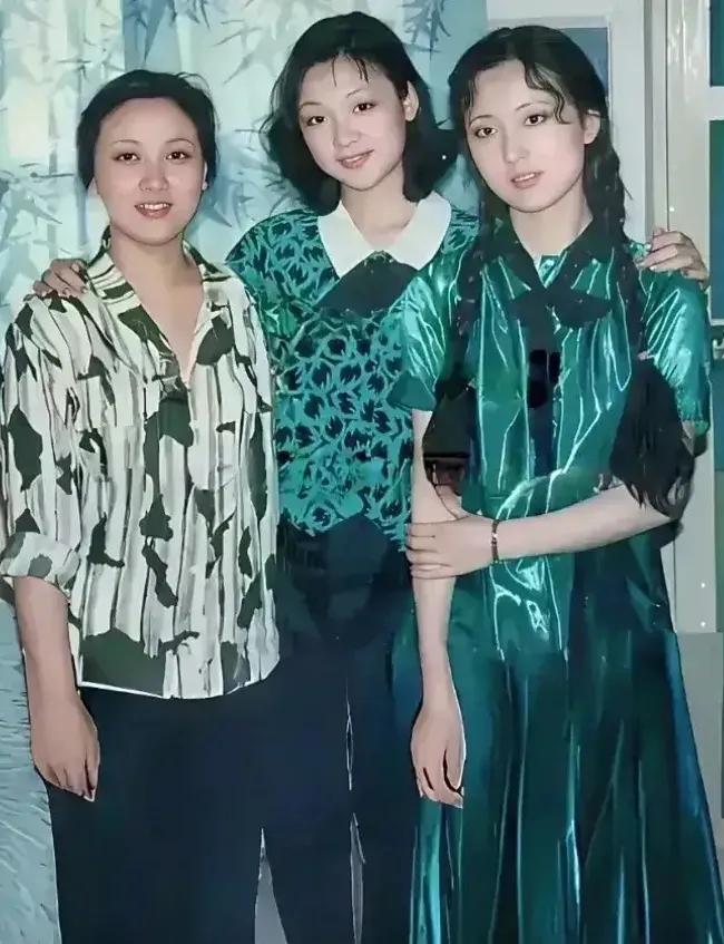 陈晓旭、邓捷、张延三美同框，在这张合影中，完全素颜，有“最美林妹妹”之称的陈晓旭