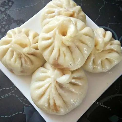 今天是母亲节，我独自一人在家做肉包子为自己祝贺。今天是母亲节，首先祝天下的母亲