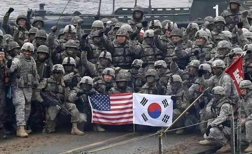 韩国两位主持人在节目里一脸困惑地问：＂中国安安心心当个世界老二不好吗？干嘛一定要
