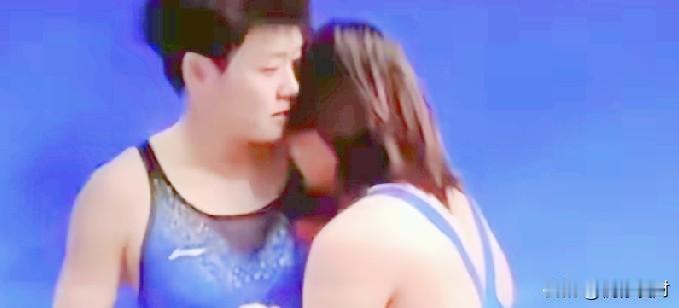 全红婵在十五运会比赛结束后，第一个冲向的不是教练，也不是家人，而是她的队友陈艺文