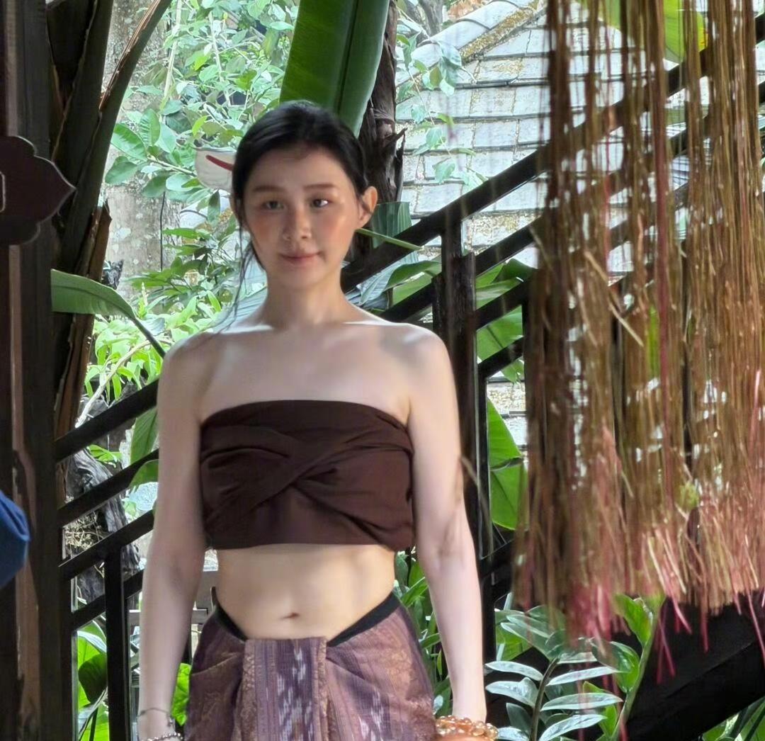 金靖瘦到认不出来了4月30日下午，金靖突然冲上热搜，这次不是因为搞笑，而是因