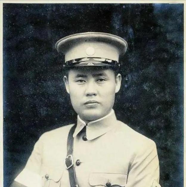 1949年，在新政协会议期间，周恩来宣布国务院各部门任命决定。在念到傅作义的名字