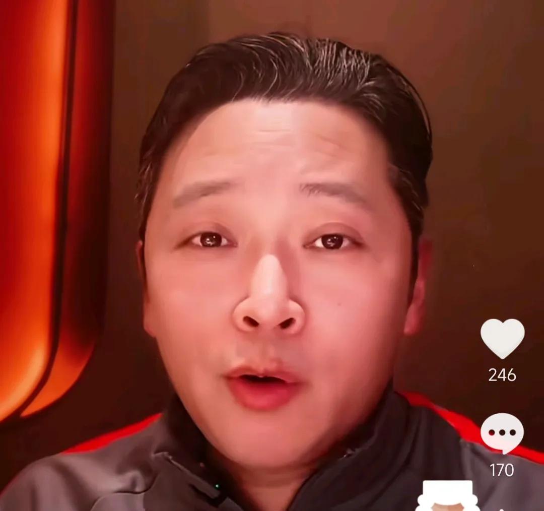 解说员周亮爆了一个料。他表示，他在这几天收到一个球迷寄过来的礼物，这个礼物他打