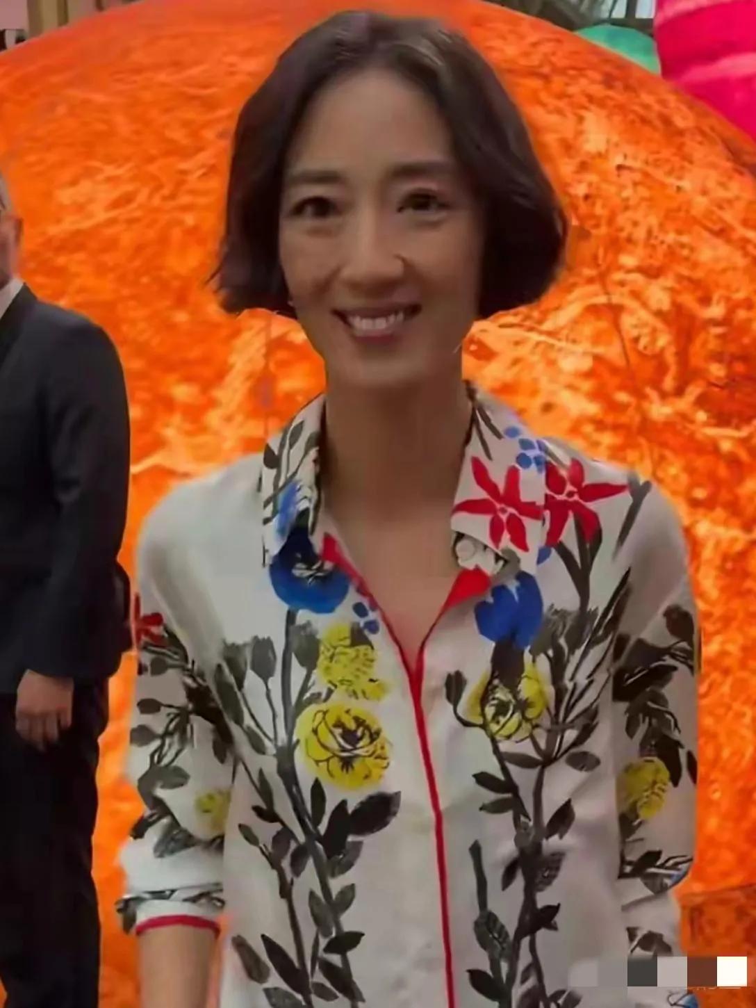 哇塞，曾经漂亮的桂纶镁也老成中年大妈了：画面中身穿Chanel花朵衫的桂纶镁身材