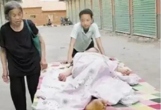 一场意外，安徽男子从楼梯摔落，颈部以下彻底失去知觉。妻子走了，他绝食三天，铁了心